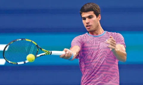 Carlos Alcaraz returns a shot in his match against Lorenzo Musetti