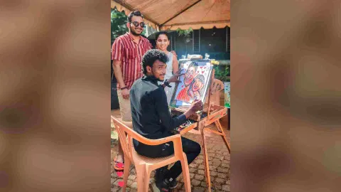 Siva caricaturing people at the street