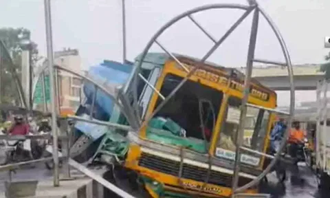 Water tanker lorry crashes into median on CMBT flyover
