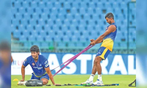 CSK players Shivam Dube and Matheesha Pathirana during practice