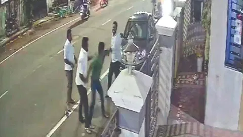 &nbsp;Political functionary being beaten up by two others on a street in Chennai&nbsp;