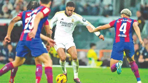Real Madrid’s Jude Bellingham controls the ball against Barcelona