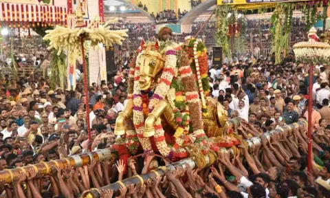 Lord Kallazhagar descends into Vaigai river
