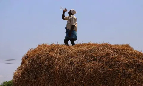 Man quenches his thirst as intense heat wave spreads in Tamil Nadu (Credits: Justin George)