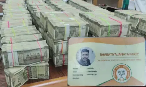 The seized cash (inset) ID proof of the BJP cadre 

https://www.dtnext.in/lok-sabha-polls/ls-polls-bjp-on-the-dock-in-tn-as-cadre-held-ferrying-rs-4-crore-on-train-for-party-candidate-778387