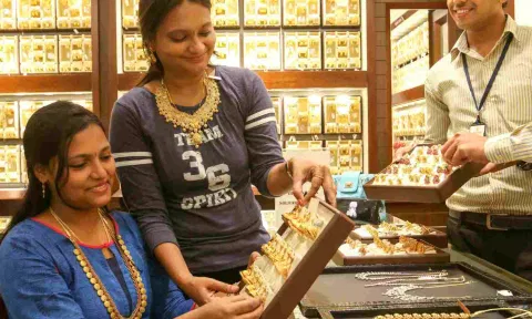 A woman purchasing Gold jewellery in a showroom (File photo)