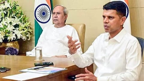 VK Pandian with Odisha CM Naveen Patnaik (Photo: ANI)
