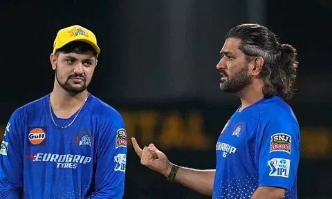 &nbsp;Sameer Rizvi and MS Dhoni in conversation during practice session