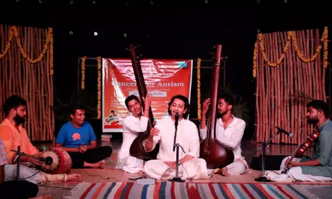 Girijashankar along with his students and music accompaniments- Madan Mohan on Violin and Sai Shankar on the Mridangam
