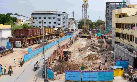 Work going on at Purasawalkam that has shrunk the road to a narrow strip
