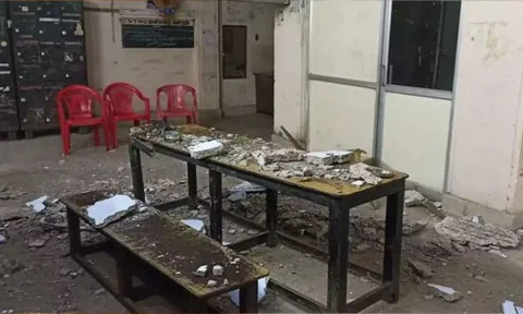 Roof Collapses in&nbsp;Alli Kuppam Post Office (Malaimalar)