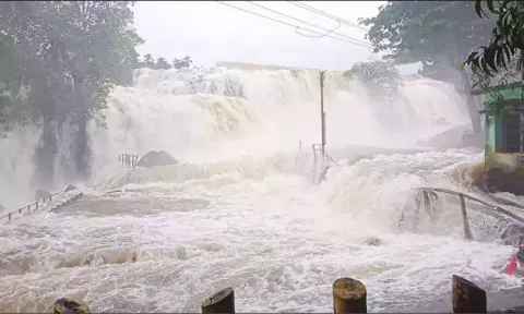 &nbsp;Thiruparappu waterfalls