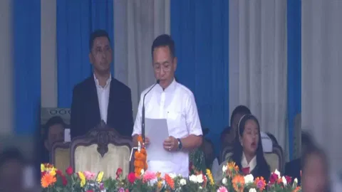 Prem Singh Tamang takes oath as Sikkim Chief Minister (Photo/ANI)