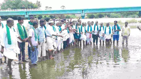 Farmers paying floral tribute to Kollidam at Grand Anicut in Thanjavur on Tuesday