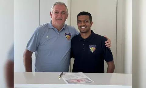 Chennaiyin FC defender Mandar Rao Dessai poses along with head coach Owen Coyle&nbsp;