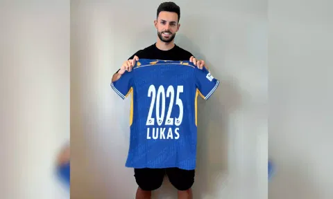 &nbsp;Lukas Brambilla poses with the Chennaiyin shirt