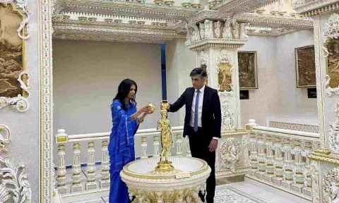 &nbsp;British Prime Minister Rishi Sunak and wife Akshata Murty during their visit at the BAPS Swaminarayan Mandir, in London (PTI)