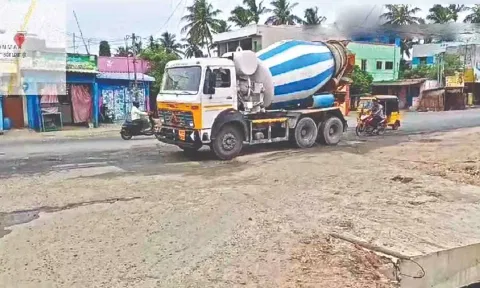 There is no proper traffic control on Medavakkam to Mambakkam Main Road