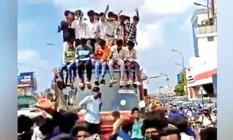 (File Photo) Students of a City college creating a ruckus by climbing atop a MTC bus