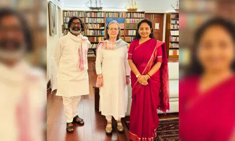 Jharkhand Chief Minister Hemant Soren along with his wife Kalpana Murmu Soren met senior Congress leader Sonia Gandhi (PTI)