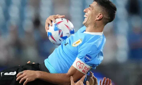 Luis Suarez scored in stoppage time to level scores for Uruguay