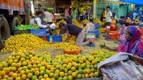 &nbsp;Vandors at a wholesale fruit market.