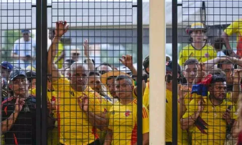 Fans waiting to enter the stadium before the Copa America final (Photo: AP)