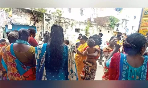 Residents around the Customs House on Jaffar Sarang Street resist enumeration process on Tuesday
