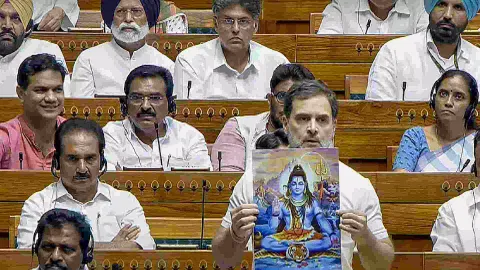 Congress leader Rahul Gandhi show picture of Lord Shiva in Parliament