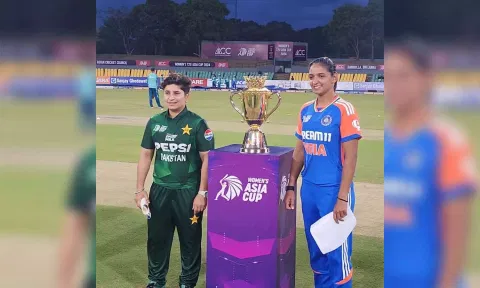 &nbsp;Nida Dar and Harmanpreet kaur pose with the trophy (Photo: X)