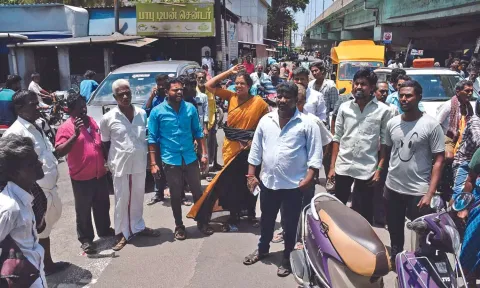Thanjavur councillor, residents during protest