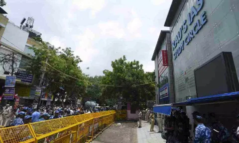 Security personnel stand guard near a UPSC exam coaching centre (PTI)
Read more at: https://www.deccanherald.com/india/delhi/coaching-centre-tragedy-delhi-court-grants-bail-to-suv-driver-after-cops-drop-culpable-homicide-charge-3132846