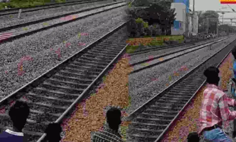 2 passengers injured as college students fight in train
