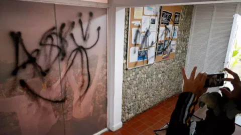 Graffiti covers the wall inside the election campaign headquarters of opposition leader Maria Corina Machado and presidential candidate Edmundo Gonzalez. (Photo: AP)