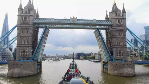 INS Tabar arrives at London harbour (PTI)
Read more at: https://www.deccanherald.com/india/indian-naval-warship-ins-tabar-docks-near-londons-tower-bridge-3143086
