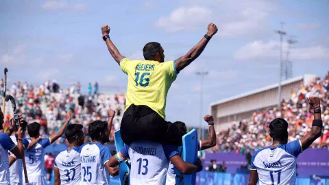 Indian men's hockey team carrying&nbsp;Sreejesh on their shoulders