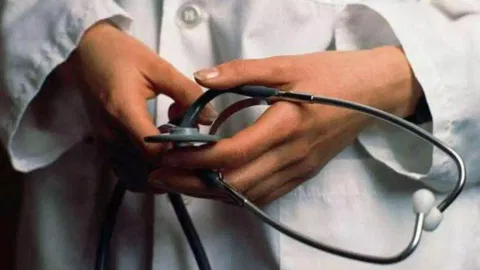 Doctor holding a stethoscope&nbsp;