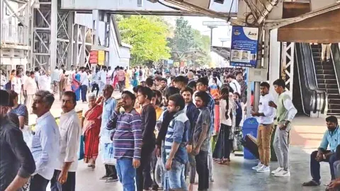 Commuters waiting for train&nbsp;
