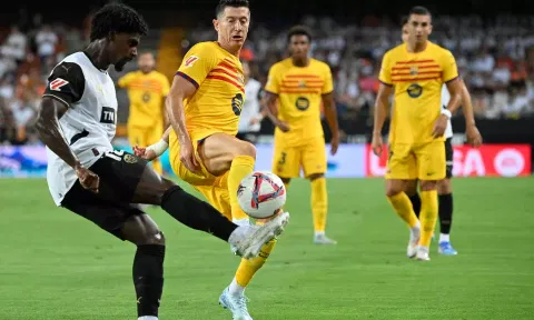 Valencia defender Thierry Correia and Barcelona forward Robert Lewandowski vie for the ball&nbsp;