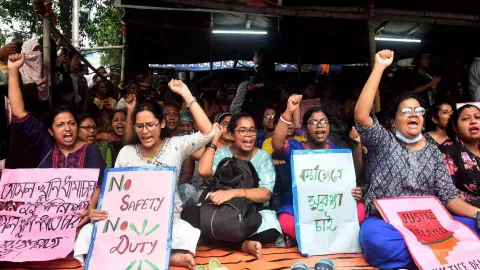 Doctors protest in R G Kar Hospital, Kolkata