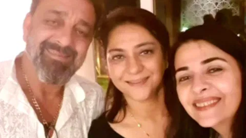 &nbsp;Sanjay Dutt with his sisters Priya and Namrata Dutt (IANS)