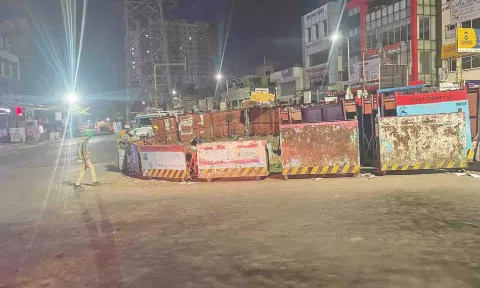 Commuters can see the way after the barricade was removed