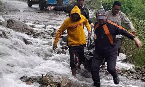 Rescue team on spot for relief and rescue work in Rudraprayag (Photo/ANI)