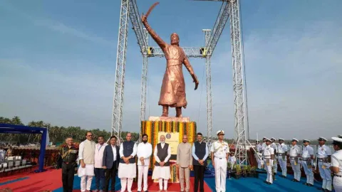 PM Narendra Modi during the inauguration of the statue (Photo/X)