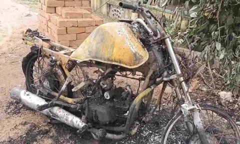 Bike caught fire after an electric wire accidentally slipped down from the pole (Daily Thanthi)&nbsp;