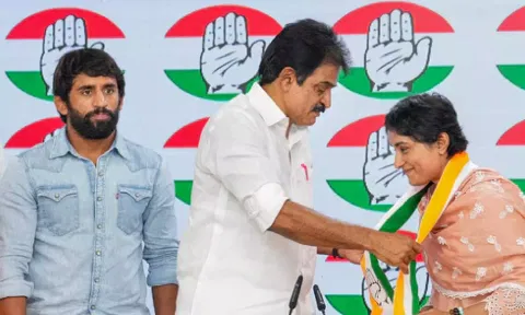 &nbsp;AICC General Secretary KC Venugopal with wrestlers Vinesh Phogat and Bajrang Punia during a press conference after joining the Congress party at the party headquarters (PTI)