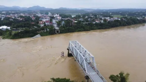 A bridge collapse (AP)