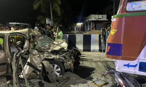 Car collided head-on with a lorry near Chidambaram (Dailythanthi)