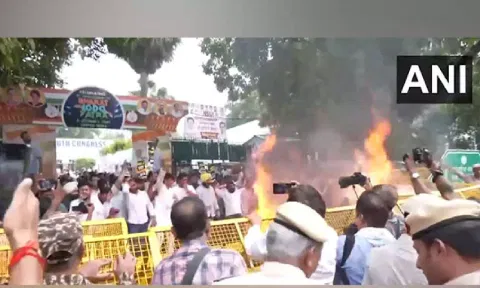 Indian youth Congress members stage protest against Ravneet Singh Bittu over his remarks against Rahul Gandhi