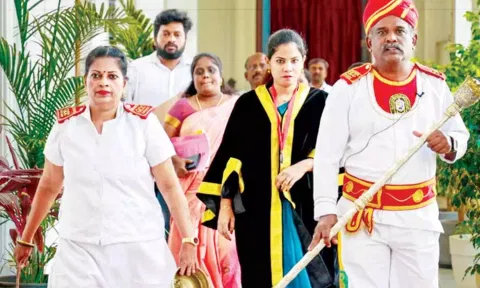 Mayor Priya with GCC dafadar (Maalaimalar)